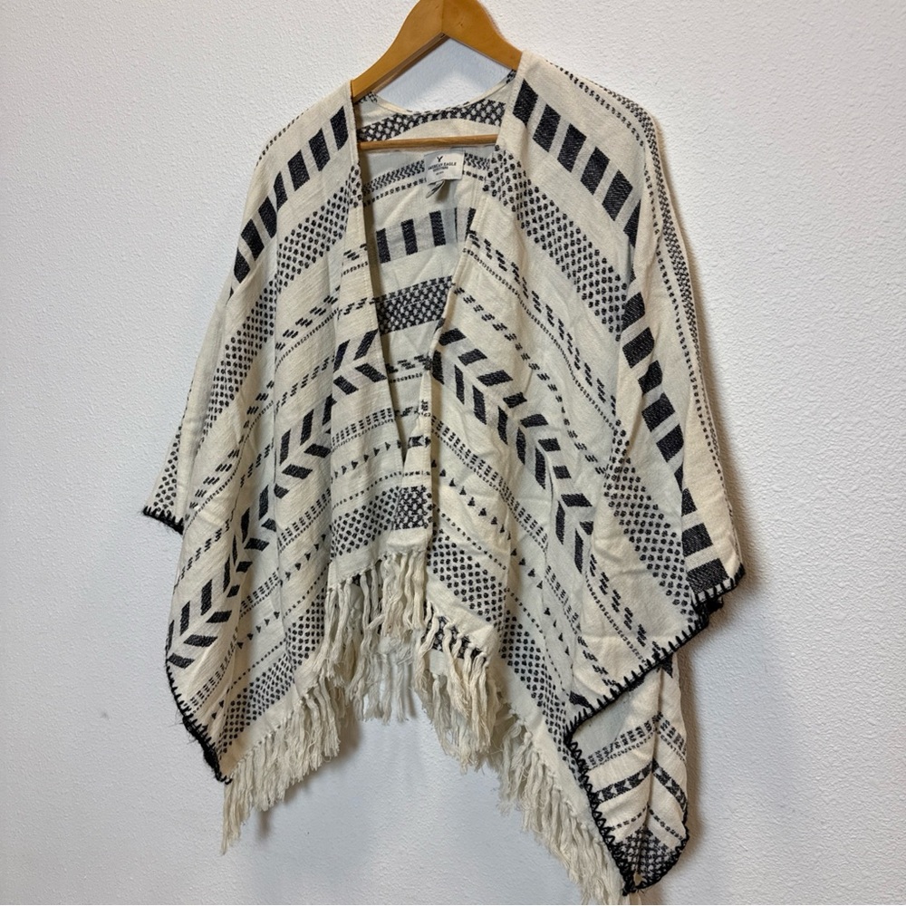 American Eagle Aztec Poncho Shrug Black and White Patterned Women's Sweater